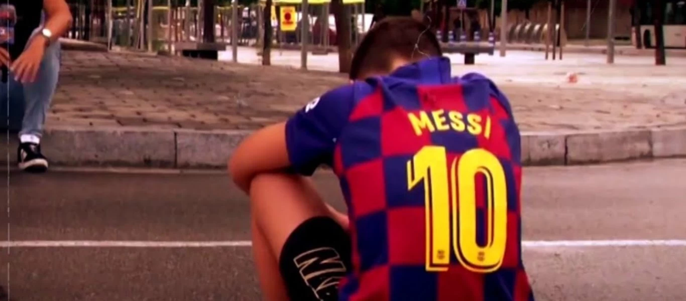 Η απίθανη ιστορία πίσω από τον βουρκωμένο πιτσιρικά έξω από το προπονητικό της Μπαρτσελόνα (βίντεο)